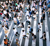 Viele Menschen laufen über eine Straße