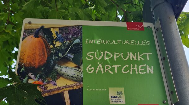 Schild mit der Aufschrift: Interkulturelles Südstadt Gärtchen.