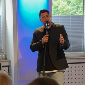 Der Sänger Sebastian Hämer bei seinem Auftritt