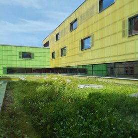 Fassade Gebäude südpunkt in Nürnberg mit begrüntem Dach.