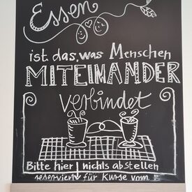 Schild mit der Aufschrift: Essen ist das, was Menschen miteinander verbindet.