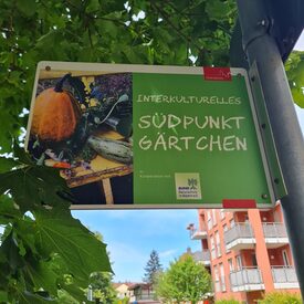 Schild mit der Aufschrift: Interkulturelles Südstadt Gärtchen.